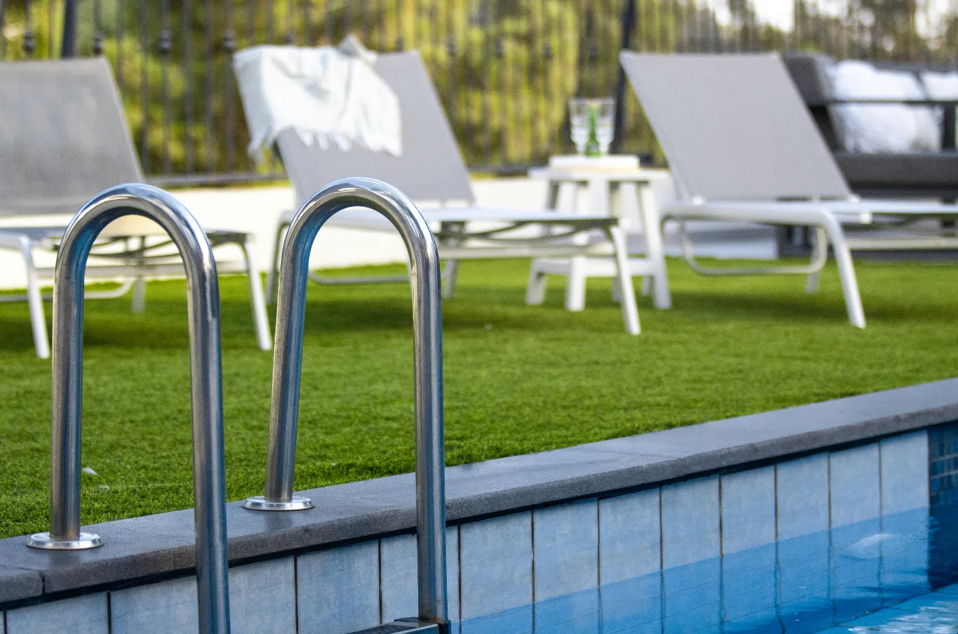 Césped artificial para piscina · Césped Express